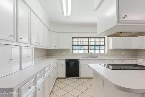 Kitchen - 5232 Old Byram Rd, Byram, MS 39272 photo 2 of 8