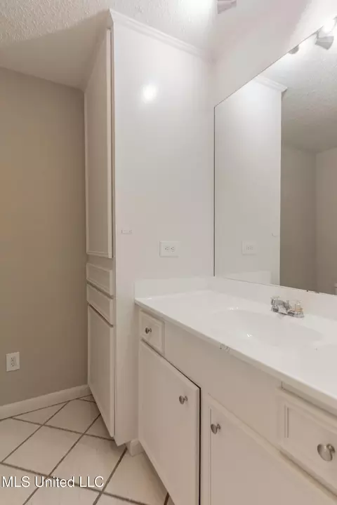 Bath - 5232 Old Byram Rd, Byram, MS 39272 photo 11 of 14