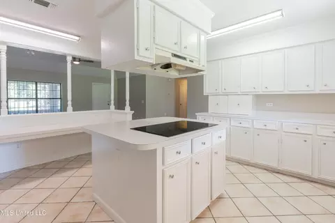Kitchen - 5232 Old Byram Rd, Byram, MS 39272 photo 6 of 8