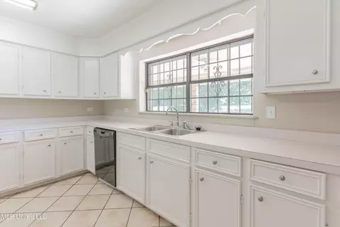 Kitchen - 5232 Old Byram Rd, Byram, MS 39272 photo 4 of 8