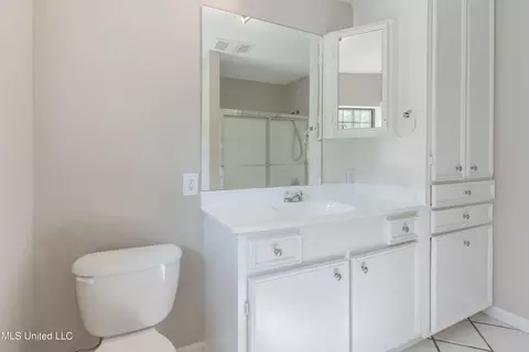 Bath - 5232 Old Byram Rd, Byram, MS 39272 photo 1 of 14