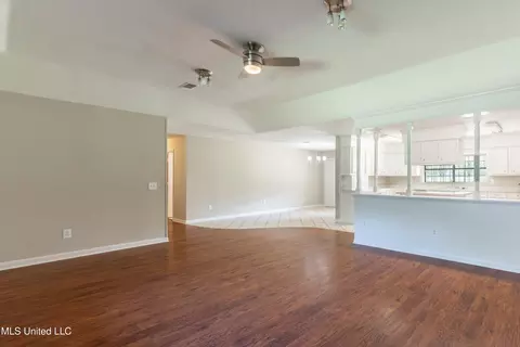 Living - 5232 Old Byram Rd, Byram, MS 39272 photo 4 of 6