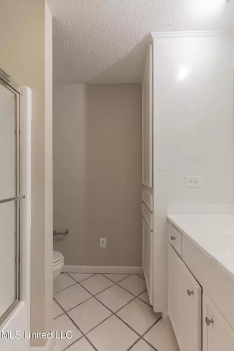 Bath - 5232 Old Byram Rd, Byram, MS 39272 photo 9 of 14
