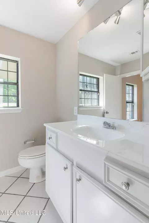 Bath - 5232 Old Byram Rd, Byram, MS 39272 photo 6 of 14