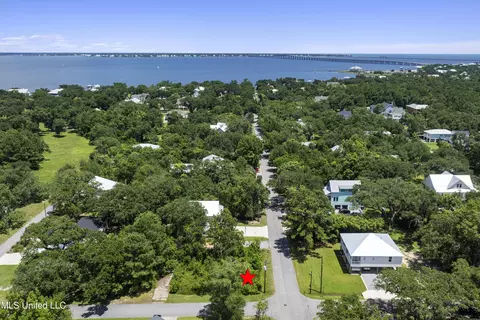 233 Leonhard Ave, Bay Saint Louis, MS 39520