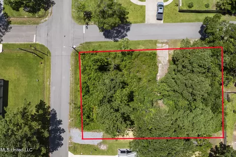 233 Leonhard Ave, Bay Saint Louis, MS 39520 photo 3