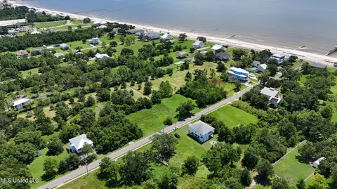 137 Oak Blvd, Waveland, MS 39576