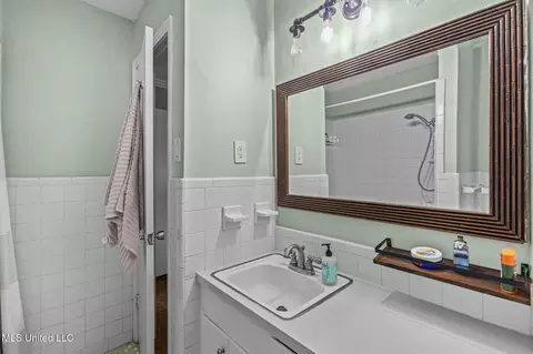 Bath - 5235 Hialeah Dr, Jackson, MS 39211 photo 3 of 4