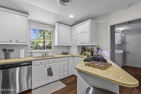 Kitchen - 5235 Hialeah Dr, Jackson, MS 39211 photo 2 of 2