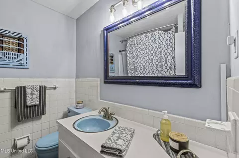 Bath - 5235 Hialeah Dr, Jackson, MS 39211 photo 2 of 4