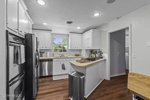 Kitchen - 5235 Hialeah Dr, Jackson, MS 39211 photo 1 of 2