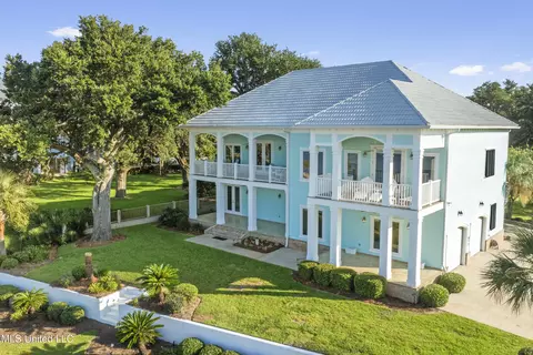245 Front Beach Dr, Ocean Springs, MS 39564