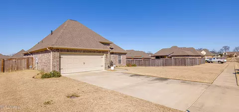 207 Sweetbriar Cir, Canton, MS 39046