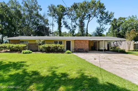 1912 Woodmont St, Pascagoula, MS 39567