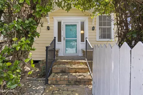 121 Seal Ave, Pass Christian, MS 39571