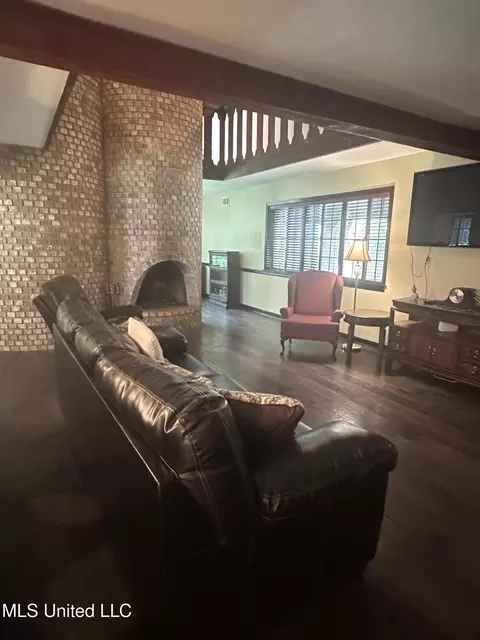 Living - 56 Dunbar Rd, Natchez, MS 39120 photo 2 of 2