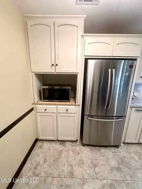 Kitchen - 56 Dunbar Rd, Natchez, MS 39120 photo 4 of 4