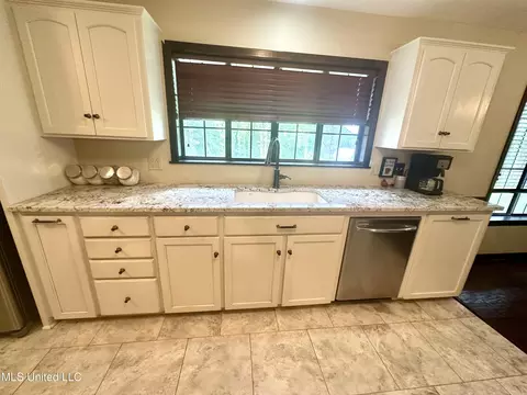 Kitchen - 56 Dunbar Rd, Natchez, MS 39120 photo 3 of 4