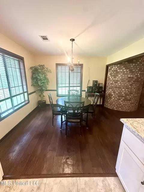 Dining - 56 Dunbar Rd, Natchez, MS 39120 photo 1 of 2