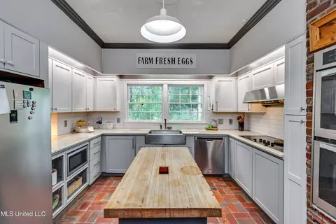 Kitchen - 153 Peach St, Flora, MS 39071 photo 2 of 10