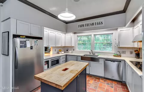 Kitchen - 153 Peach St, Flora, MS 39071 photo 3 of 10