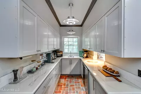 Kitchen - 153 Peach St, Flora, MS 39071 photo 8 of 10