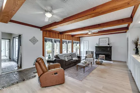 Living - 153 Peach St, Flora, MS 39071 photo 6 of 7