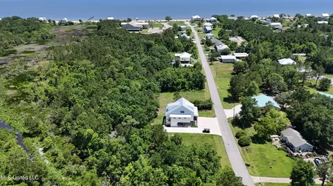 180 Vacation Ln, Waveland, MS 39576