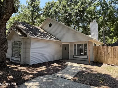 1517 S 10th St, Ocean Springs, MS 39564
