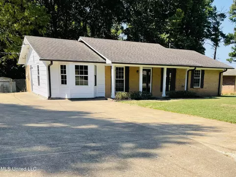 10791 Chateau Drive Dr, Olive Branch, MS 38654