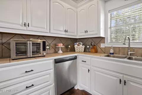 Kitchen - 105 Avery Ct, Madison, MS 39110 photo 2 of 2