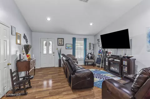 Living - 78 Walsh Cv, Byram, MS 39272 photo 1 of 2