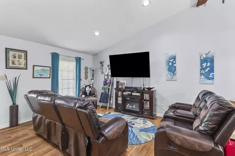 Living - 78 Walsh Cv, Byram, MS 39272 photo 2 of 2