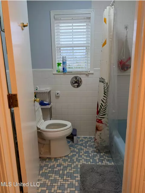 Bath - 1173 Northwest Ave, Durant, MS 39063 photo 2 of 4