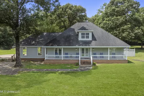 200 Rault Dr, Lumberton, MS 39455