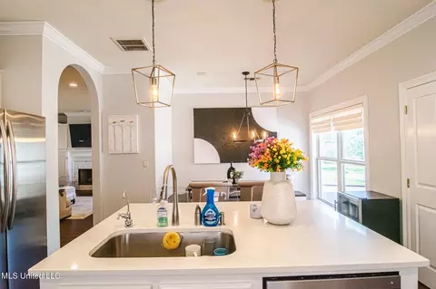 Kitchen - 404 Eastpointe Cv, Madison, MS 39110 photo 8 of 10
