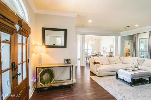 Entry Way - 404 Eastpointe Cv, Madison, MS 39110 photo 3 of 4
