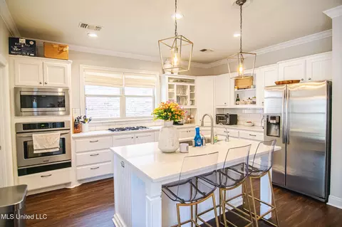 Kitchen - 404 Eastpointe Cv, Madison, MS 39110 photo 10 of 10