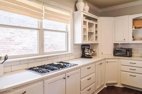 Kitchen - 404 Eastpointe Cv, Madison, MS 39110 photo 3 of 10