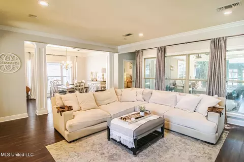 Living - 404 Eastpointe Cv, Madison, MS 39110 photo 1 of 2