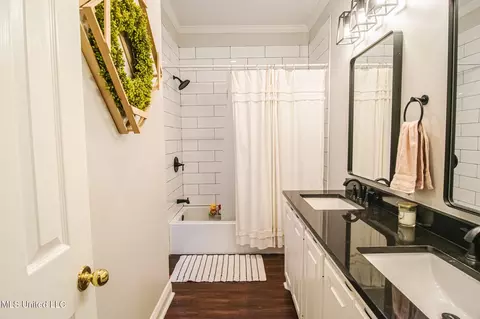 Bath - 404 Eastpointe Cv, Madison, MS 39110 photo 2 of 10