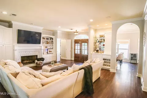 Living - 404 Eastpointe Cv, Madison, MS 39110 photo 2 of 2