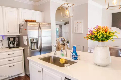 Kitchen - 404 Eastpointe Cv, Madison, MS 39110 photo 4 of 10