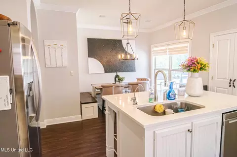 Kitchen - 404 Eastpointe Cv, Madison, MS 39110 photo 6 of 10
