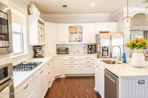 Kitchen - 404 Eastpointe Cv, Madison, MS 39110 photo 2 of 10