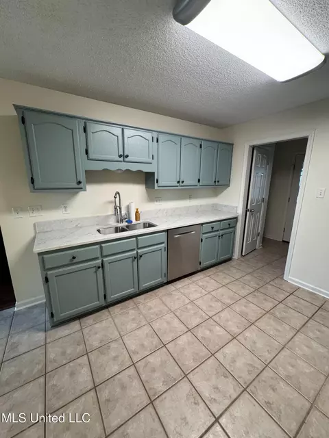 Kitchen - 1102 Greenwich Dr, Hernando, MS 38632 photo 2 of 4
