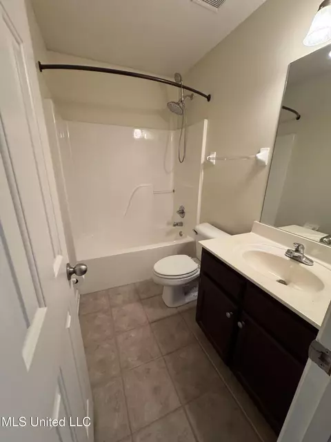 Bath - 1102 Greenwich Dr, Hernando, MS 38632 photo 2 of 3