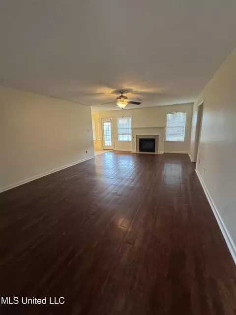 Living - 1102 Greenwich Dr, Hernando, MS 38632 photo 1 of 3
