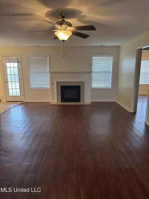 Living - 1102 Greenwich Dr, Hernando, MS 38632 photo 2 of 3