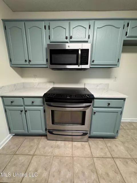 Kitchen - 1102 Greenwich Dr, Hernando, MS 38632 photo 3 of 4